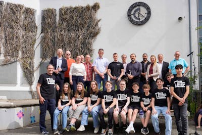 Mit großer Freude weihten die Schülerinnen und Schüler der Technik-AG der Remchinger Realschule am Montagnachmittag die Pausenhofuhr ein.